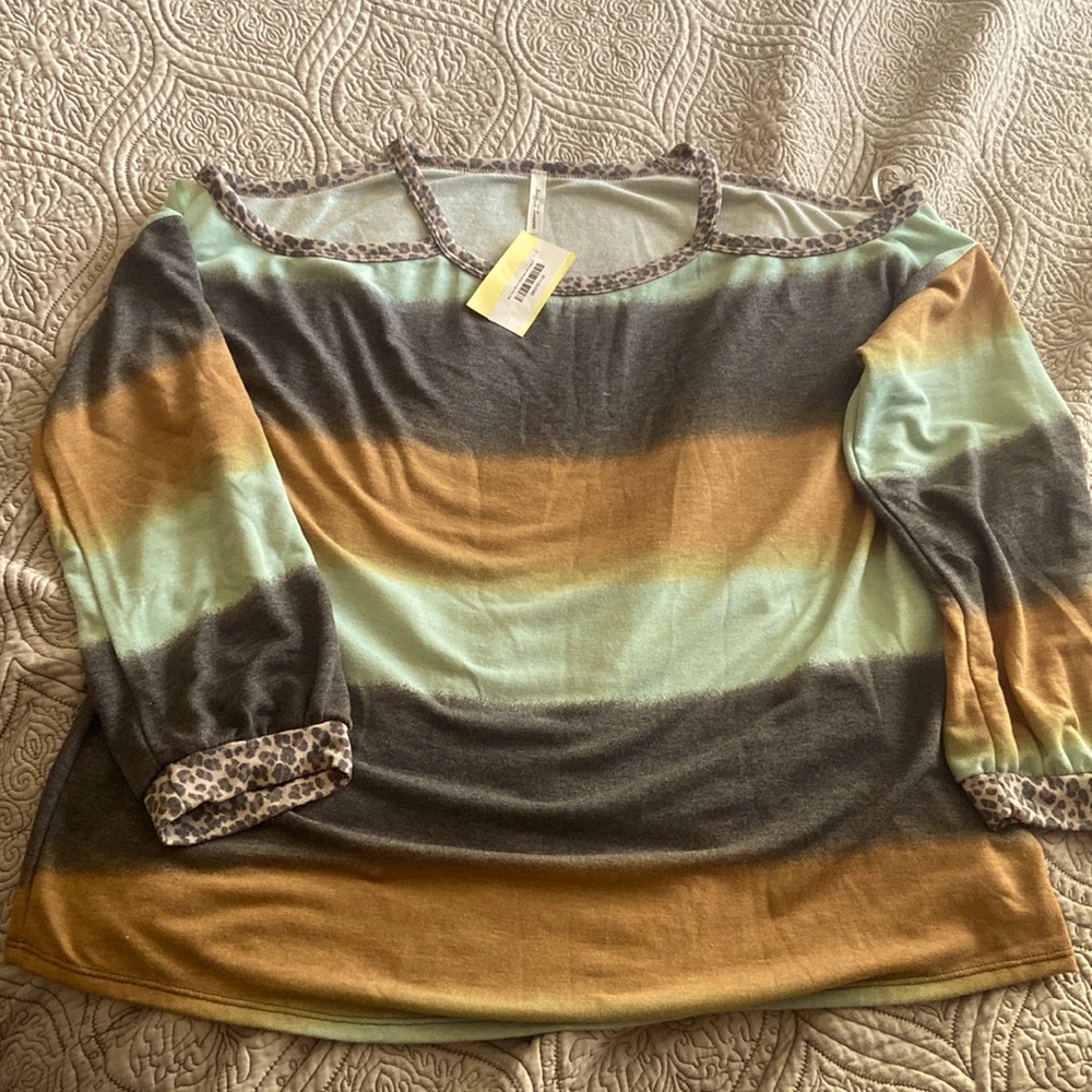 Cold shoulder peek a boo top NWT 3X